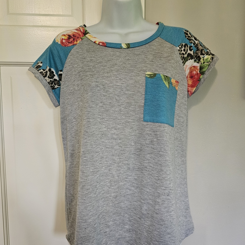 Lovely Melody Gray and Blue Floral Short Sleeve Tee